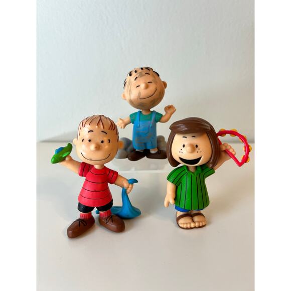 Peanuts Linus van Pelt, Charlie Brown, and Peppermint Patty Collectible Figures - Picture 1 of 8